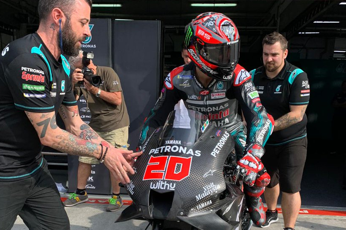 Pembalap Petronas Yamaha SRT, Fabio Quartararo, akhirnya menjajal motor Yamaha M1 2020 dalam hari kedua tes pramusim MotoGP di Sirkuit Sepang, Malaysia, 8 Februari 2020.