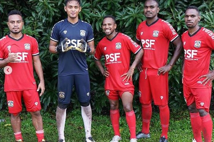 Pemain asal Papua, Oktovianus Maniani (tengah), kedapatan tengah mengikuti  pemusatan latihan bersama Persiba Balikpapan dalam persiapan menyambut Liga 2 2020.