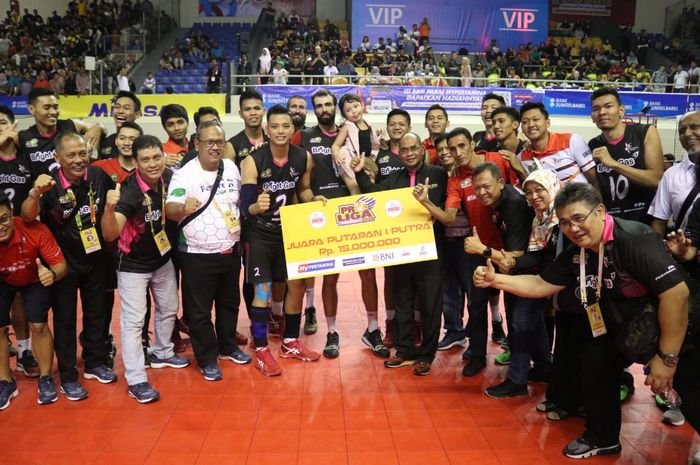 Tim putra Jakarta Pertamina Energi berpose usai memastikan gelar juara putaran pertama Proliga 2020 dengan mengalahkan Surabaya Bhayangkara Samator pada laga seri ketiga di Gedung PSCC, Palembang, Sumatera Selatan, Sabtu (8/2/2020).