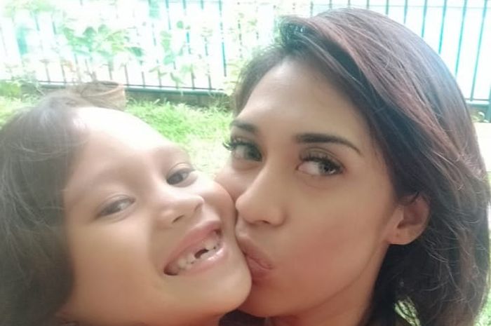 Sempat Dilarang Bertemu, Kini Putri Semata Wayang Karen Pooroe Justru Meninggal Dunia karena Terjatuh dari Balkon Apartemen Suaminya