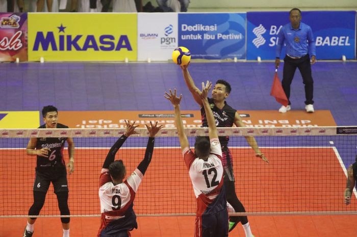 Pevoli Jakarta Pertamina Energi, Hernanda Zulfi, melepas smes ke arah Surabaya Bhayangkara Samator yang menjadi lawan pada laga seri ketiga Proliga 2020 di Gedung PSCC, Palembang, Sumatera Selatan, Sabtu (8/2/2020).