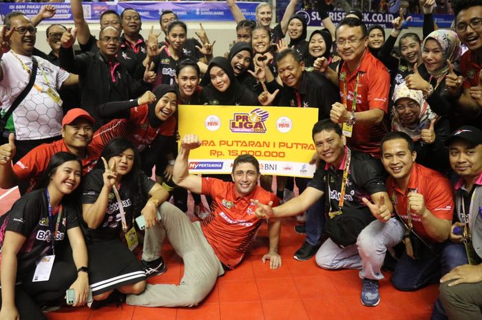 TIm Jakarta Pertamina Energi Putri berpose seusai meraih gelar juara putaran pertama Proliga 2020 di Gedung PSCC, Palembang, Sumatera Selatan, Sabtu (8/2/2020).