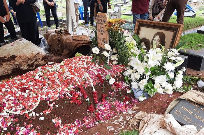 Jenazah istri Chrisye, Damayanti Noor dimakamkan di TPU Jeruk Purut, Jakarta Selatan, Minggu (9/2/2020).
