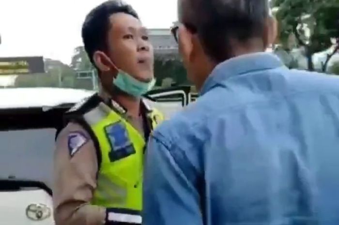 Seorang pengendara mobil marah-marah hingga mendorong dan mencekik leher polisi yang akan menilangnya