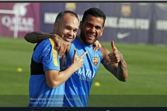 Andres Iniesta dan Dani Alves saat masih sama-sama di Barcelona.