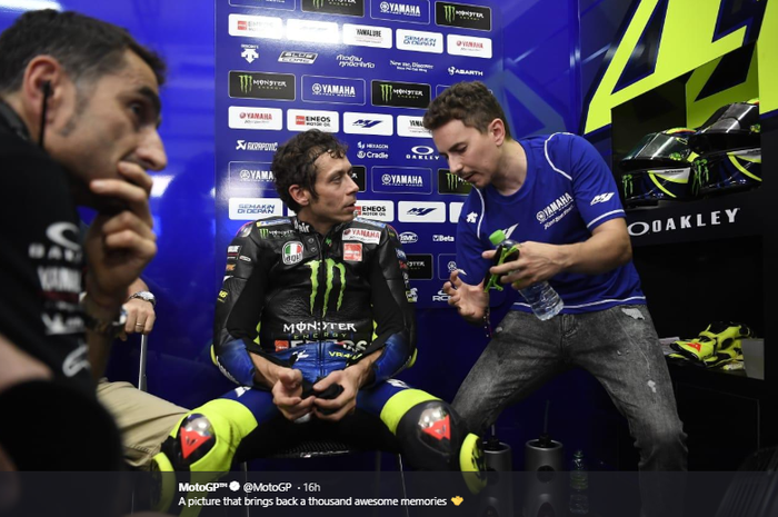 Pembalap Monster Energy Yamaha, Valentino Rossi (kiri), mendengarkan saran dari Jorge Lorenzo saat tes pramusim MotoGP 2020 di Sirkuit Sepang, Malaysia, 8 Februari 2020.