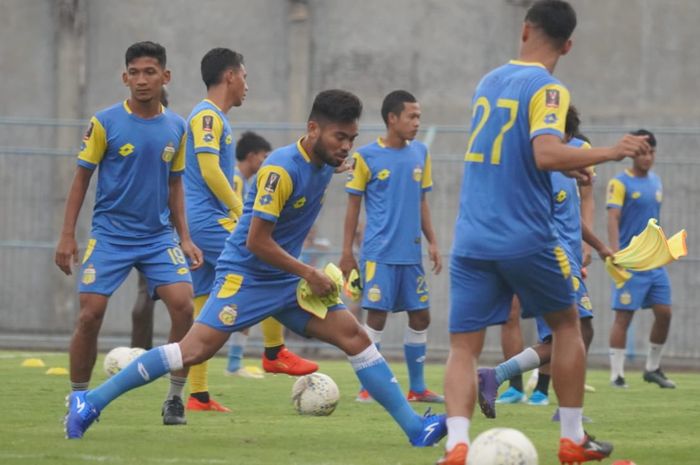 Para pemain Bhayangkara FC menjalani latihan resmi jelang Piala Gubernur Jatim 2020 di Stadion Gelora Bangkalan, Madura, Minggu (9/2/2020).