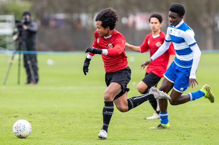 Aksi Bagus Kahfi dalam pertandingan Garuda Select versus QPR U-18