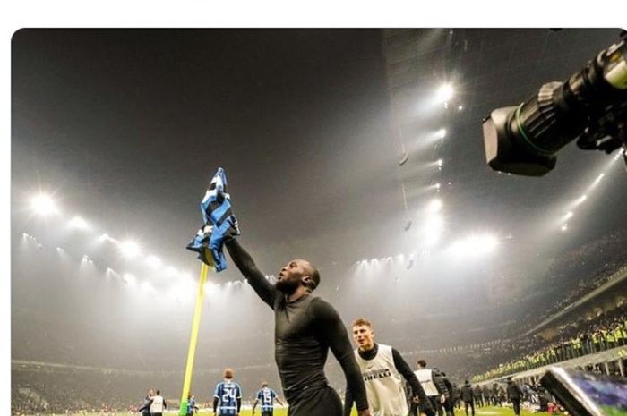 Selebrasi striker Inter Milan, Romelu Lukaku, selepas mencetak gol ke gawang AC Milan pada laga Liga Italia di Stadion Giuseppe Meazza, Minggu (9/2/2020).