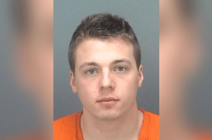 Jack Estes DeBrabander. Pemuda 20 tahun yang ditangkap polisi setelah mengencingi dua gadis yang sedang duduk