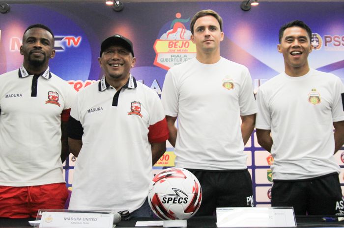 Pelatih Madura United, Rahmad Darmawan (dua dari kiri), dan pelatih Bhayangkara FC, Paul Munster (dua dari kanan), dalam konferensi pers jelang Piala Gubernur Jatim 2020.