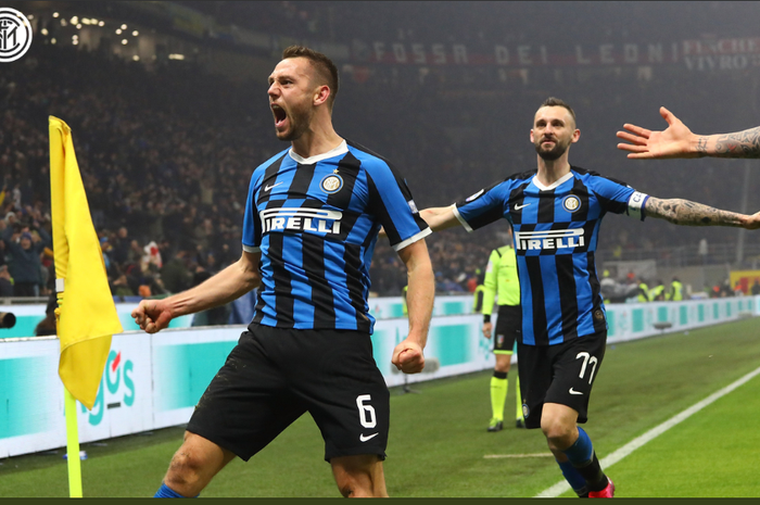 Stefan de Vrij dan Marcelo Brozovic merayakan gol Inter Milan ke gawang AC Milan dalam partai Liga Italia di Giuseppe Meazza, 9 Februari 2020.
