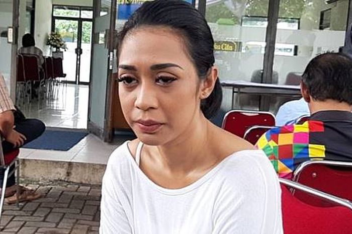 Belum Juga Kering Makam Sang Anak, Karen Pooroe Sampaikan Kekesalannya