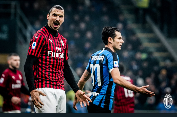 Striker AC Milan, Zlatan Ibrahimovic, merayakan gol ke gawang Inter Milan dalam partai Liga Italia di Giuseppe Meazza, 9 Februari 2020.