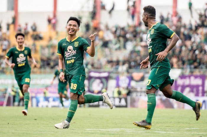 Hambali Thalib melakukan selebrasi setelah mencetak gol lewat tendangan bebas. Persebaya berhasil menang 3-1 atas Persik pada laga perdana Piala Gubernur Jatim 2020.