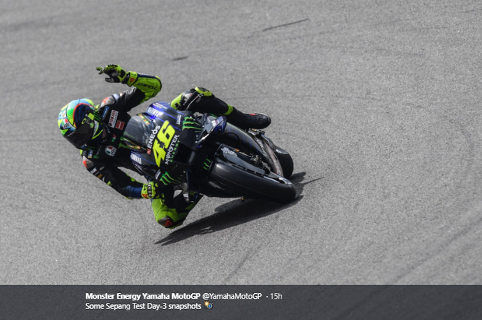 Aksi pembalap Monster Energy Yamaha, Valentino Rossi, dalam tes pramusim MotoGP di Sirkuit Sepang, Malaysia, 9 Februari 2020.  