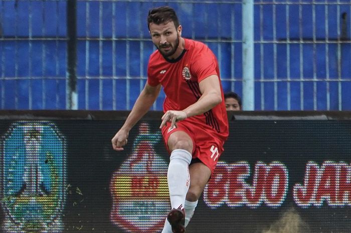 Aksi Marco Motta dalam laga Persija Jakarta kontra Persela Lamongan di Piala Gubernur Jatim 2020, Selasa (11/2/2020).