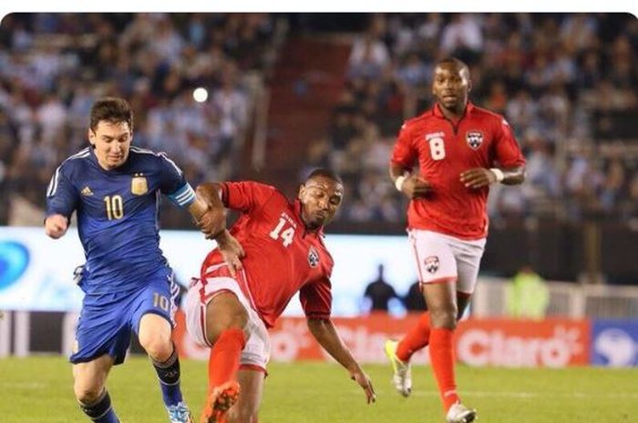 Megabintang timnas Argentina, Lionel Messi, mendapat tekel dari pemain timnas Trinidad Tobago, Andre Boucaud, dalam laga persahabatan di Stadion Monumental Antonio V. Liberti, 5 Juni 2014.