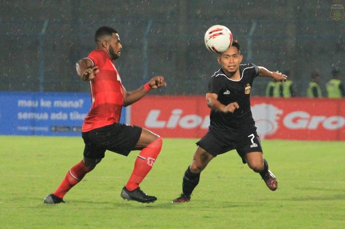 Duel David Laly dan Andik Vermansah dalam laga pramusim Piala Gubernur Jawa Timur antara Madura United kontra Bhayangkara FC di Stadion Gelora Bangkalan, Madura, Senin (10/2/2020).