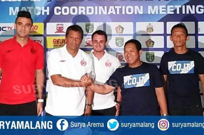Pelatih Persija Jakarta, Sergio Farias, bersalaman dengan asisten pelatih Persela Lamongan, Didik Ludianto, dalam konferensi pers di Kantor Arema FC, Malang, Senin (10/2/2020).