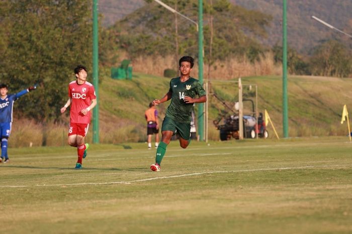 Pemain timnas U-19, Irfan Jauhari, saat melakukan pemusatan latihan di Alpine Football Camp Training, Chiang Mai, Thailand.