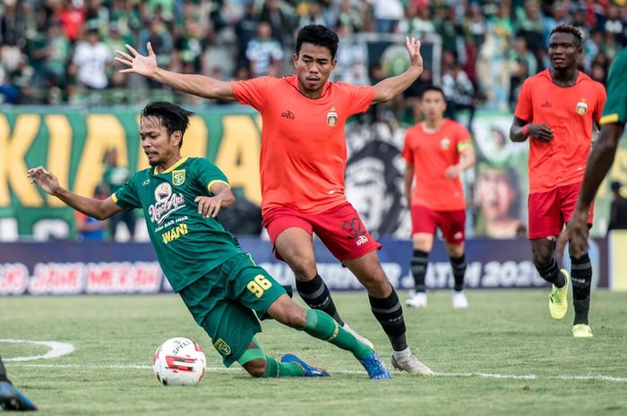 Duel M Hidayat dan Nurhidayat Haji Haris dalam laga Bhayangkara FC kontra Persebaya di Stadion Gelora Bangkalan, Rabu (12/2/2020).