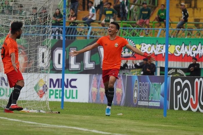 Dendy Sulistyawan merayakan golnya ke gawang Persebaya di Stadion Gelora Bangkalan, Rabu (12/2/2020).