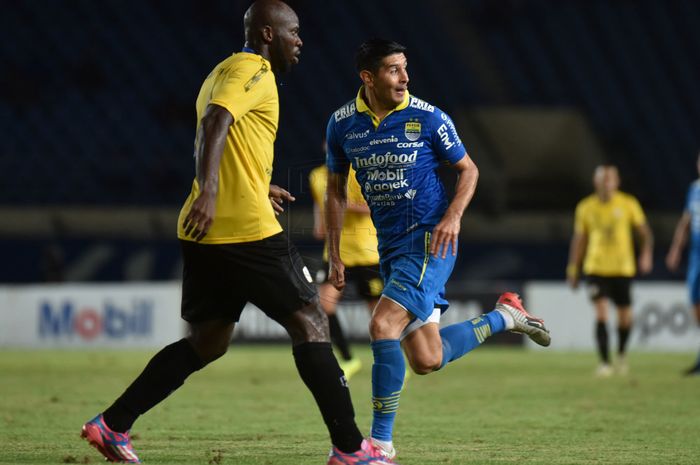 Aksi Esteban Vizcarra dalam laga uji coba antara Persib Bandung dan Barito Putera di Stadion Si Jalak Harupat, Bandung, Selasa (11/2/2020).