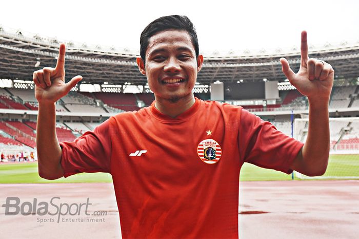 Gelandang Persija Jakarta, Evan Dimas, latihan perdana di Stadion Utama Gelora Bung Karno, Jakarta dengan berseragam Persija Jakarta .