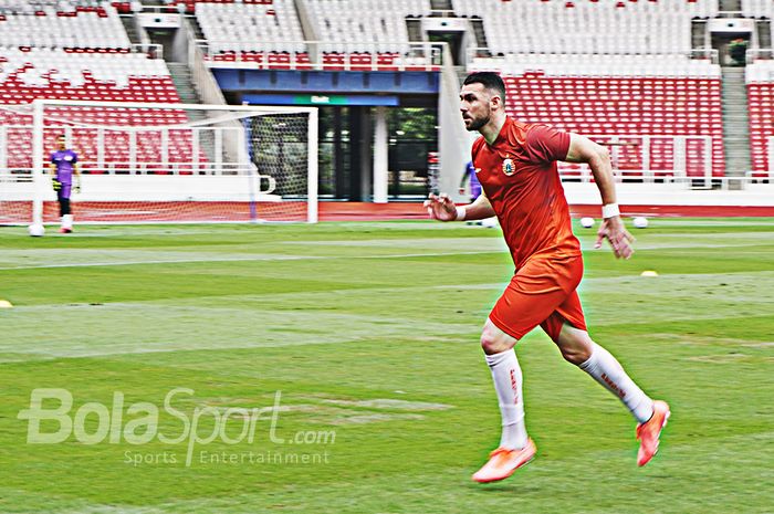 Penyerang asing Persija Jakarta, Marko Simic sedang latihan di Stadion Utama Gelora Bung Karno Jakarta.