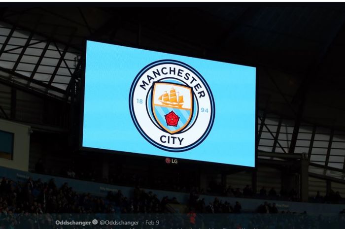 Logo Manchester City terpampang di layar stadion.