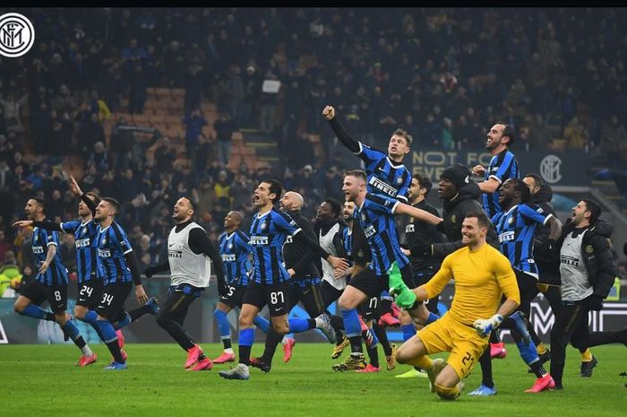 Pemain Inter Milan merayakan kemenangan atas AC Milan dalam laga Liga Italia di Giuseppe Meazza, 9 Februari 2020.