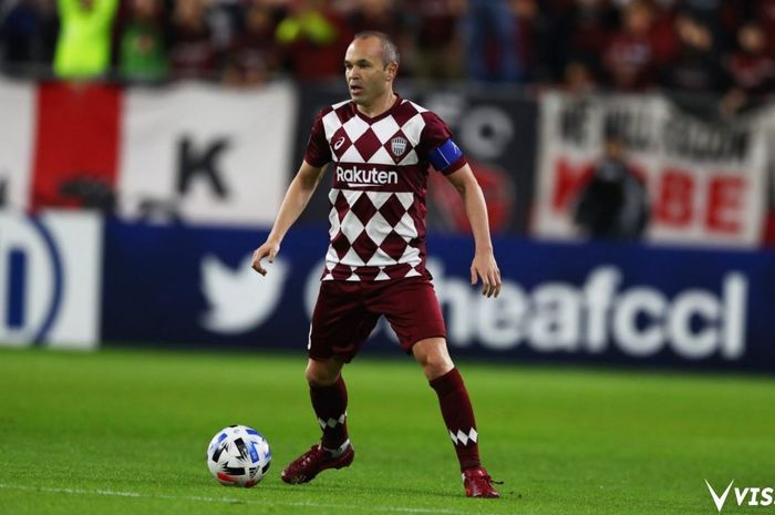 Gelandang Vissel Kobe, Andres Iniesta, menjadi pengatur serangan timnya ketika melawan Johor Darul Takzim, Rabu (12/2/2020) di Stadion Noevir.