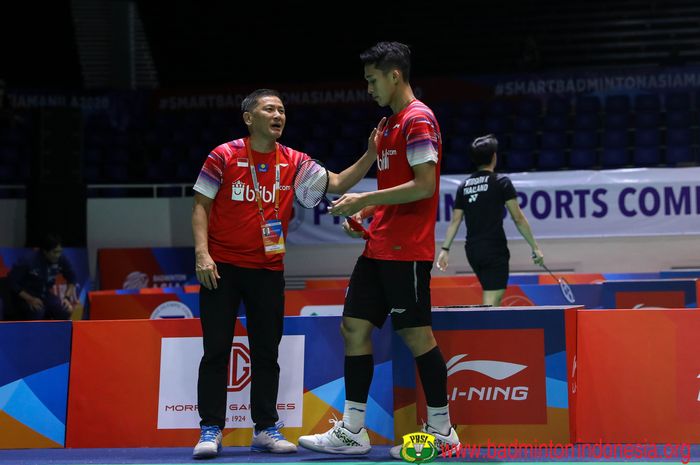 Jonatan Christie bersama pelatih tunggal putra Indonesia, Hendry Saputra Ho (kanan) saat break interval partai ketiga antara Indonesia versus Korea Selatan, di Rizal Memorial Coliseum, Manila, Filipina, Rabu (12/2/2020).