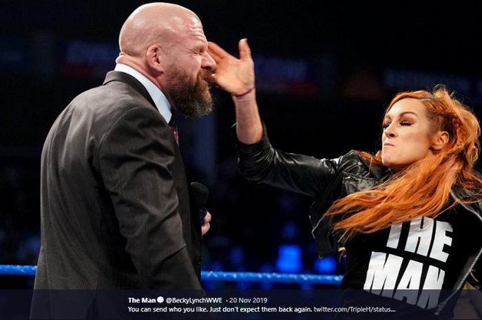 Pegulat wanita WWE, Becky Lynch (kanan) menampar Triple H (kiri).