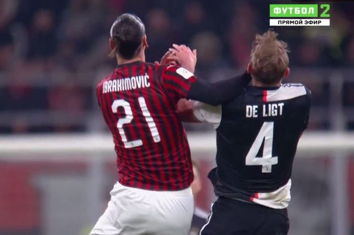 Zlatan Ibrahimovic melanggar Matthijs de Ligt dalam partai semifinal Coppa Italia antara AC Milan vs Juventus di San Siro, 13 Februari 2020.
