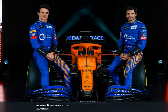 Pembalap McLaren, Lando Norris (kiri) dan Carlos Sainz Jr., berpose bersama mobil balap MCL35 yang akan digunakan di Formula 1 musim 2020.