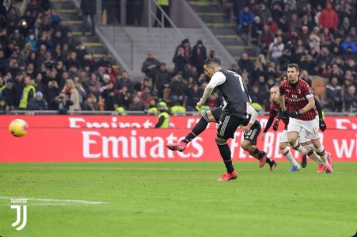 Penalti Cristiano Ronaldo menyelamatkan Juventus dari kekalahan konra AC Milan dalam laga semifinal Coppa Italia di Stadion San Siro, 13 Februari 2020.