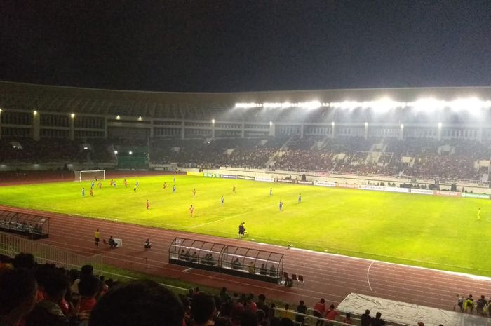 Pertandingan uji coba antara Persis lawan Persib di Stadion Manahan, Solo, Sabtu (15/2/2020).