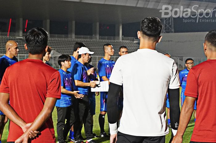 Pelatih timnas Indonesia, memberikan arahan dalam pemusatan latihan, Jumat (15/2/2020) di Stadion Madya Senayan.