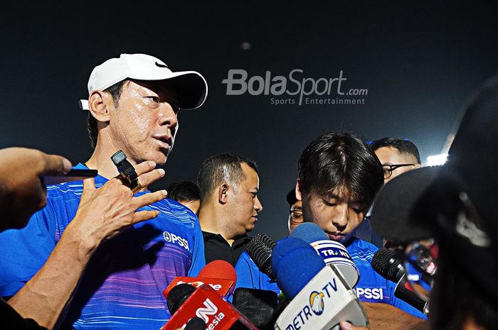 Manajer dan Pelatih Timnas U-19 Indonesia Shin Tae-yong memanggil 44 pemain untuk mengikuti virtual training menuju Piala Asia U-19 2020. Foto ini memperlihatkan Shin melayani pers usai memimpin sesi latihan anak-anak asuhnya di Stadion Madya, Senayan, Jakarta Pusat, Jumat (14/2/2020).
