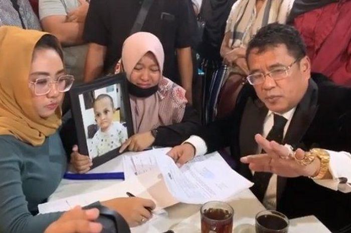Merry ibu korban balita tanpa kepala (tengah), Hotman Paris (kanan)