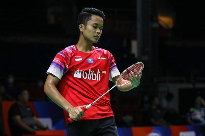 Pebulu tangkis tunggal putra Indonesia, Anthony Sinisuka Ginting, merapihkan posisi senar raketnya di sela pertandingan melawan wakil India, Sai Praneeth B, pada laga semifinal Kejuaraan Beregu Asia 2020 di Rizal Memorial Colliseum, Manila, Filipina, Sabtu (15/2/2020).