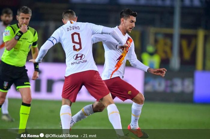 Striker AS Roma, Edin Dzeko, beraksi dalam laga kontra Atalanta di Stadion Bergamo, Ahad (16/2/2020).