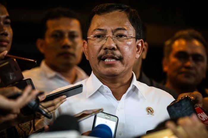 Menteri Kesehatan, Terawan Agus Putranto memberikan keterangan kepada wartawan menjelang kedatangan WNI dari natuna di Bandara Halim Perdana Kusuma, Jakarta Timur, Sabtu (15/2/2020)