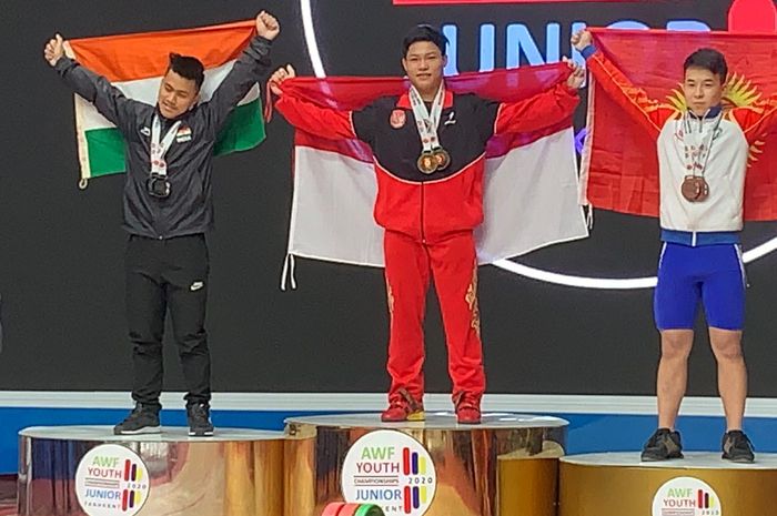Lifter putra junior Indonesia, Muhammad Faathir, berpose di podium juara pada Kejuaraan Angkat Besi Junior Asia 2020 di Uzbekistan Sports Complex, Uzbekistan, Sabtu (15/2/2020).