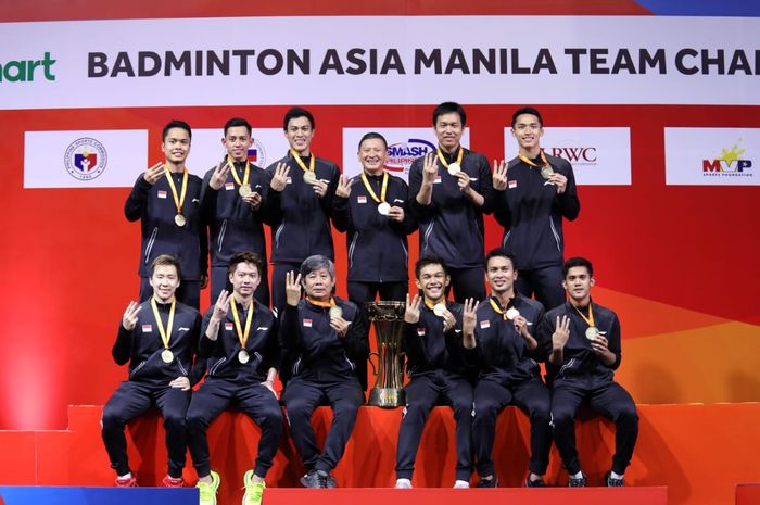 Tim putra Indonesia berpose di atas podium kampiun dengan gesture tangan yang menunjukkan angka 3 untuk hat-trick gelar juara setelah memenangi laga final atas Malaysia  pada Kejuaraan Beregu Asia 2020 di Rizal Memorial Coliseum, Manila, Filipina, Minggu (16/2/2020).