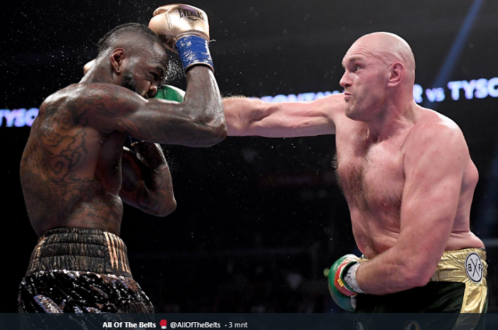 Tyson Fury (kanan) memukul Deontay Wilder (kiri) saat kedunya bertanding di Staples Center, Los Angeles, AS, 1 Desember 2018. 