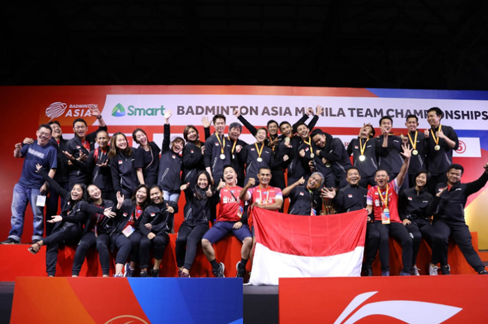 Seluruh pemain Indonesia beserta pengurus PBSI tengah merayakan kesuksesan tim putra Indonesia juara ketiga kalinya Kejuaraan Beregu Asia 2020 di Rizal Memorial Coliseum, Manila, Filipina, Minggu (16/2/2020).