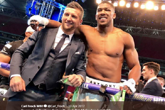 Mantan petinju, Carl Froch (kiri), bersama dengan Anthony Joshua (kanan).